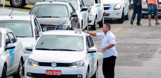 Taxistas Se Concentram Para Carreata De Protesto Contra O Uber No