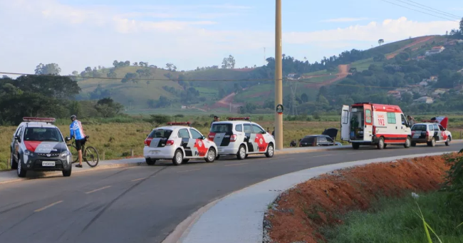 Viatura da PM capota durante perseguição em Atibaia Rede Metropolitana