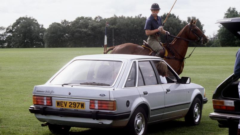 diana-assiste-a-uma-partida-de-polo-com-o-principe-charles-dentro-do-carro