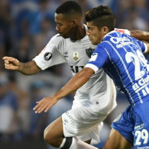 Brazil's Atletico Mineiro Robinho (R) vies for the ball with Luciano Abecasis of Argentina's Godoy Cruz during their Copa Libertadores 2017 football match at the Malvinas Argentinas stadium in Mendoza, Argentina, on March 8, 2017. / AFP PHOTO / Andres Larrovere        (Photo credit should read ANDRES LARROVERE/AFP/Getty Images)