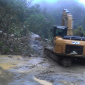 queda-de-barreira-interdita-rodovia-mogi-bertioga-1