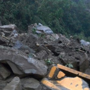 queda-de-barreira-interdita-rodovia-mogi-bertioga-2