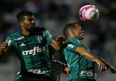 Os jogadores Thiago Santos e Guerra (D), da SE Palmeiras, disputam bola com o jogador, da AA Ponte Preta, durante partida válida pela oitava rodada, do Campeonato Paulista, Série A1, no Estádio Moisés Lucarelli.