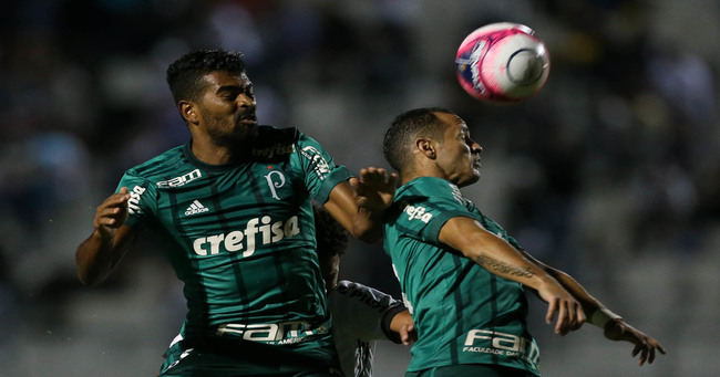 Os jogadores Thiago Santos e Guerra (D), da SE Palmeiras, disputam bola com o jogador, da AA Ponte Preta, durante partida válida pela oitava rodada, do Campeonato Paulista, Série A1, no Estádio Moisés Lucarelli.