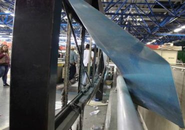 SP - TORCEDORES-DEPREDAM-ESTAÇÃO-PALMEIRAS-BARRA-FUNDA - GERAL - Torcedores do Palmeiras depredam placas com a descrição Corinthians Itaquera, na Estação Palmeiras Barra Funda, em São Paulo (SP), neste domingo (08). Janelas de trens também foram quebradas. 08/04/2018 - Foto: HENRIQUE BARRETO/FUTURA PRESS/FUTURA PRESS/PAGOS