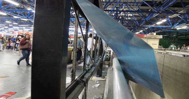 SP - TORCEDORES-DEPREDAM-ESTAÇÃO-PALMEIRAS-BARRA-FUNDA - GERAL - Torcedores do Palmeiras depredam placas com a descrição Corinthians Itaquera, na Estação Palmeiras Barra Funda, em São Paulo (SP), neste domingo (08). Janelas de trens também foram quebradas. 08/04/2018 - Foto: HENRIQUE BARRETO/FUTURA PRESS/FUTURA PRESS/PAGOS