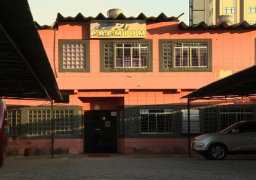 golpe-carro-fachada-2