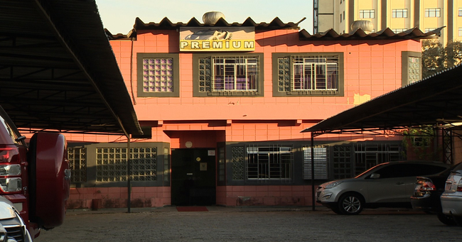 golpe-carro-fachada-2