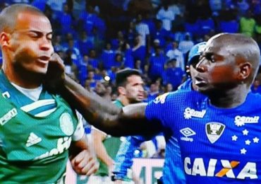 sassa-acerta-soco-em-mayke-no-fim-do-jogo-entre-cruzeiro-e-palmeiras-pela-copa-do-brasil-1538016571882_956x500