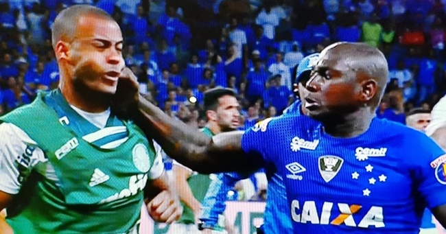 sassa-acerta-soco-em-mayke-no-fim-do-jogo-entre-cruzeiro-e-palmeiras-pela-copa-do-brasil-1538016571882_956x500