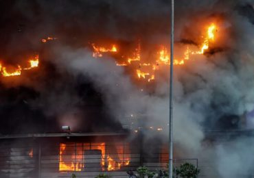 Incêndio atinge centro comercial em Santiago, no Chil