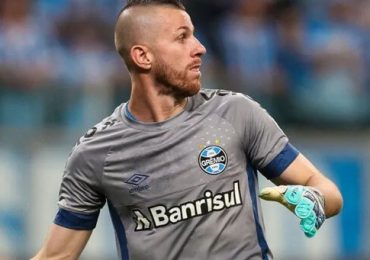 Paulo Victor falha em gol do Vasco