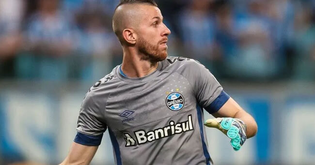 Paulo Victor falha em gol do Vasco