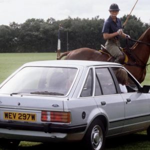 diana-assiste-a-uma-partida-de-polo-com-o-principe-charles-dentro-do-carro