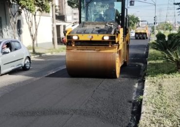 A SEMOB (Secretaria de Mobilidade Urbana) segue com os trabalhos de recapeamento na região central de Taubaté. Nesta sexta-feira, 23, os serviços foram executados na avenida Santa Luiza de Marillac, sentido avenida Bandeirantes, onde foram aplicadas cerca de 300 toneladas de massa asfáltica.

Ainda nessa região, na rua Prof. Mário Bordin,i está sendo executado serviço de fresagem e após sua conclusão será iniciado o recapeamento. A rua José Millet Filho receberá as melhorias viárias posteriormente.

A ação tem como objetivo melhorar o tráfego de veículos nas vias contempladas e proporcionar mais segurança viária para motoristas e pedestres.

Os trabalhos foram iniciados nesta região na última semana. Na rua Eng. Urbano Alves de Souza Pereira, na travessa Francisco Felipe Soares e na avenida Helvino de Moraes os serviços de recape foram concluídos nos últimos dias.

No início do mês, a SEMOB concluiu o recapeamento da avenida Cinderela, no Jardim Gurilândia, e ao todo 2,4 km receberam melhorias viárias.