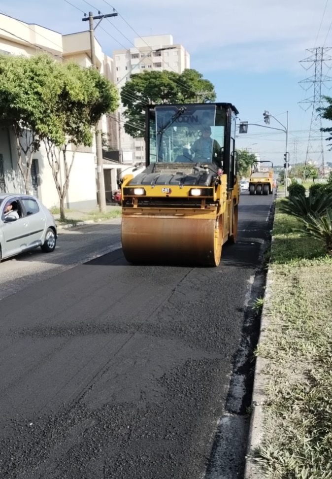 A SEMOB (Secretaria de Mobilidade Urbana) segue com os trabalhos de recapeamento na região central de Taubaté. Nesta sexta-feira, 23, os serviços foram executados na avenida Santa Luiza de Marillac, sentido avenida Bandeirantes, onde foram aplicadas cerca de 300 toneladas de massa asfáltica.

Ainda nessa região, na rua Prof. Mário Bordin,i está sendo executado serviço de fresagem e após sua conclusão será iniciado o recapeamento. A rua José Millet Filho receberá as melhorias viárias posteriormente.

A ação tem como objetivo melhorar o tráfego de veículos nas vias contempladas e proporcionar mais segurança viária para motoristas e pedestres.

Os trabalhos foram iniciados nesta região na última semana. Na rua Eng. Urbano Alves de Souza Pereira, na travessa Francisco Felipe Soares e na avenida Helvino de Moraes os serviços de recape foram concluídos nos últimos dias.

No início do mês, a SEMOB concluiu o recapeamento da avenida Cinderela, no Jardim Gurilândia, e ao todo 2,4 km receberam melhorias viárias.