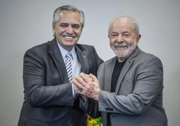 O presidente Luiz Inácio Lula da Silva recebe nesta segunda-feira (26), a partir das 12h, o presidente da Argentina, Alberto Fernández, em visita oficial ao Brasil.
No Palácio do Planalto, eles tratarão dos principais temas da agenda bilateral e, em seguida, participam de um almoço no Palácio Itamaraty, às 13h30.
Maiores parceiros comerciais do Brasil na América do Sul, os argentinos enfrentam uma nova grave crise econômica, com desvalorização da moeda local, perda do poder de compra e altos índices inflacionários. Em março, a inflação argentina chegou a 104% ao ano.