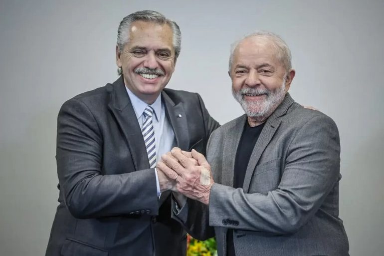O presidente Luiz Inácio Lula da Silva recebe nesta segunda-feira (26), a partir das 12h, o presidente da Argentina, Alberto Fernández, em visita oficial ao Brasil.
No Palácio do Planalto, eles tratarão dos principais temas da agenda bilateral e, em seguida, participam de um almoço no Palácio Itamaraty, às 13h30.
Maiores parceiros comerciais do Brasil na América do Sul, os argentinos enfrentam uma nova grave crise econômica, com desvalorização da moeda local, perda do poder de compra e altos índices inflacionários. Em março, a inflação argentina chegou a 104% ao ano.