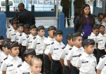 Governo decide encerrar programa de escolas cívico-militares