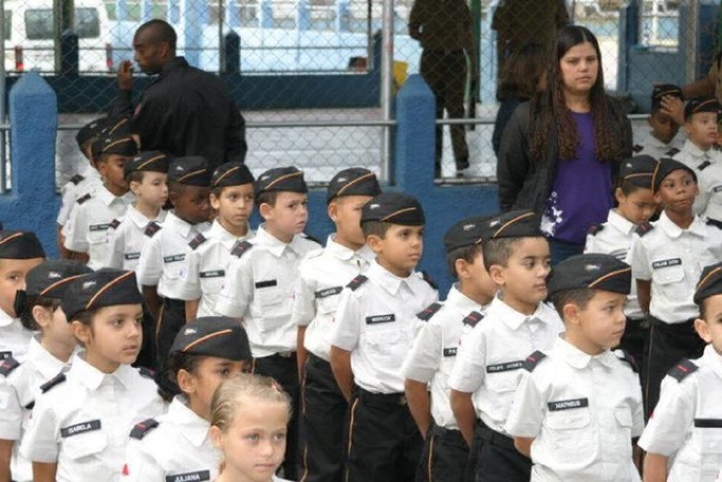Governo decide encerrar programa de escolas cívico-militares