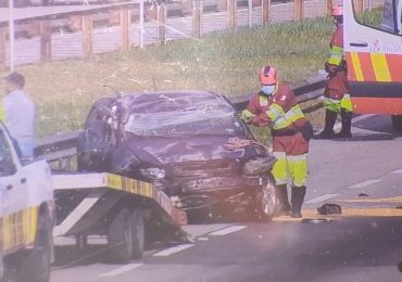 Carro fica destruído após capotar na Dutra em São José